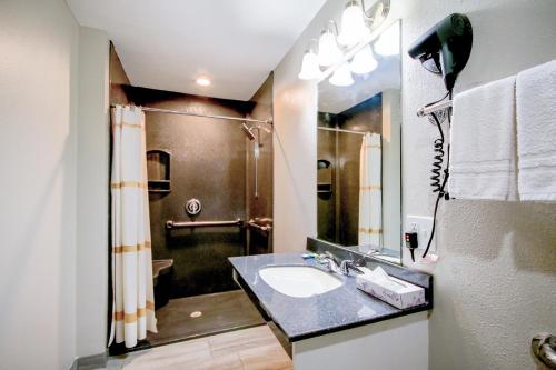 Hotel Arthur by OYO Glenwood Hwy 34 - 화장실