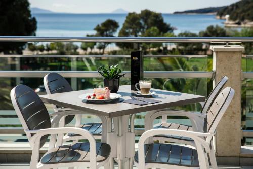 餐廳, MASLINICA Mimosa Lido Palace Hotel in 拉巴茨