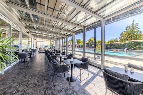 Restaurant, Hotel Aura Prague design and garden pool in Prague 09