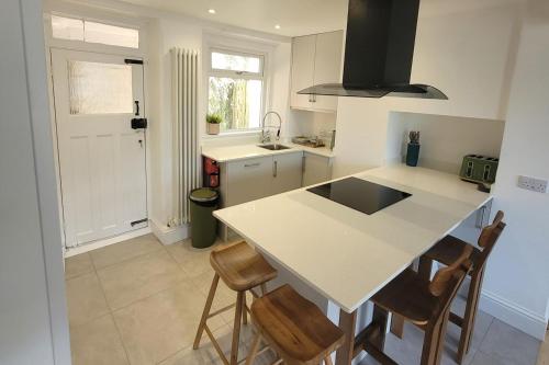 Looe Cottage - Seaside views log fire sleeps 4, Looe (photo 3)