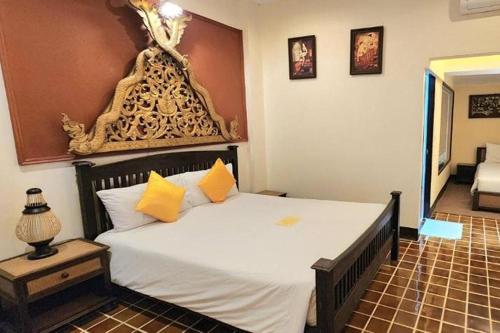 CM Night Bazaar Boutique Hotel - Tap to explore photos