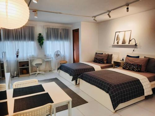 HelloQC Fairview - Comfy home near S&R & Kingdom Hall, Manila