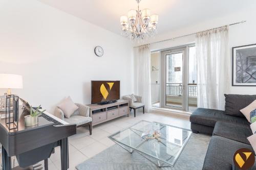Vogue Vacation Homes, Downtown Boulevard Central near Burj Khalifa and Dubai Mall, Two Bedroom Apartment with Balcony and Burj Khalifa View, Access to all Amenities, Dubái (foto 9)