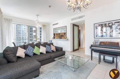 Vogue Vacation Homes, Downtown Boulevard Central near Burj Khalifa and Dubai Mall, Two Bedroom Apartment with Balcony and Burj Khalifa View, Access to all Amenities, Dubái (foto 10)