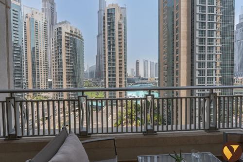Vogue Downtown Dubai Stunning Burj Khalifa & Fountain Views from the Balcony, Spacious Apartment With Full Amenities, Steps Away from Dubai Mall and Burj Khalifa, Dubai