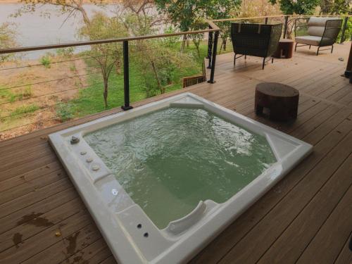 Balcó/terrassa, Nuyanaya River Camp in Mafuta