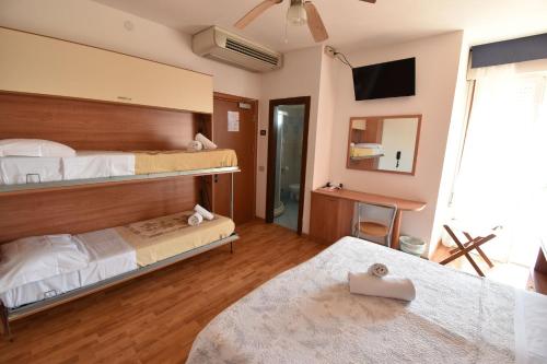 2 twin beds, 1 bunk bed