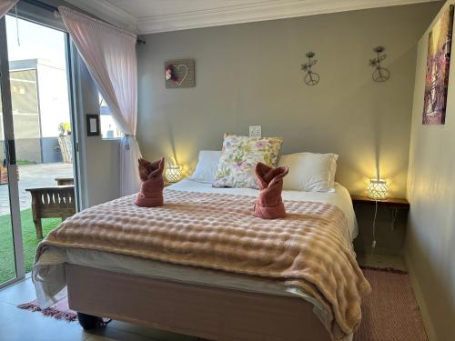 . Stellies Accommodation - Room 2