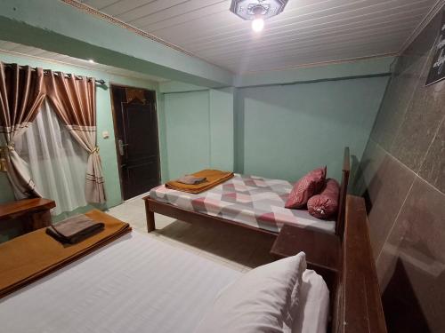 2 twin beds