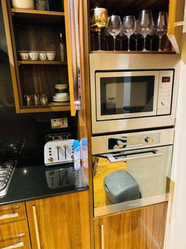 3-Bed Central Apartment - Sleeps 8 & Free Parking - image 5
