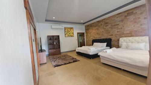 ห้องสำหรับครอบครัวพร้อมลานระเบียง (Family Room with Terrace)