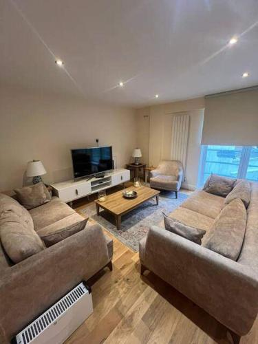 3-Bed Central Apartment - Sleeps 8 & Free Parking - image 6