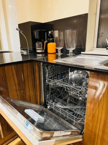 3-Bed Central Apartment - Sleeps 8 & Free Parking - image 11