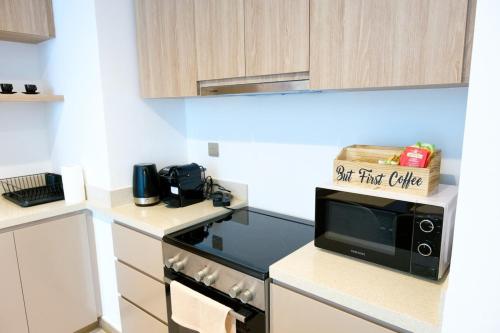 2-Bed Canal Views & Infinity Pool Close to Metro