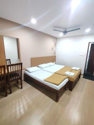 1 double bed, 1 twin bed