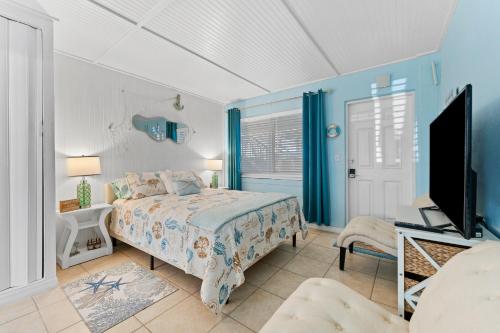 Tropic Terrace Suite #12 - Beachfront Resort in St Pete Beach, USA