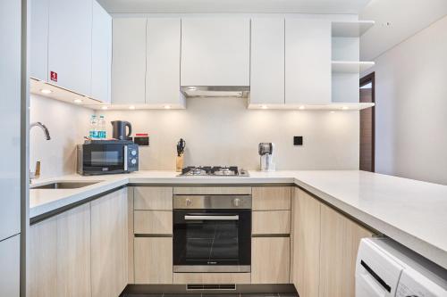 STAY BY LATINEM Luxury 2BR Plus Study Holiday Home CB 3312 Near Burj Khalifa, Dubai (photo 6)