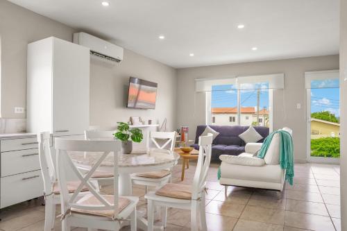 New, cozy & close to everything, Palm-Eagle Beach