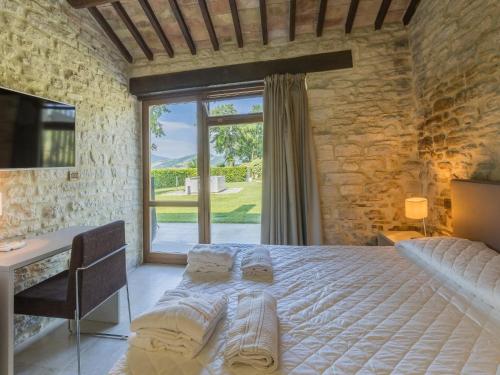 Scenic villa with heated pool in Sant' Ippolito