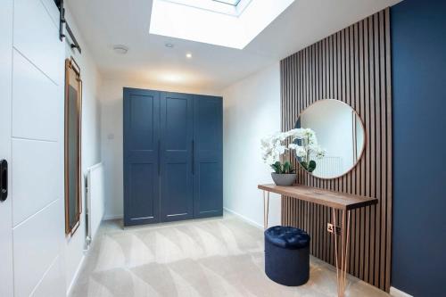 Luxurious 1 Bed Detached Home with Gated Parking - image 4