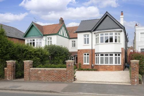 Luxury Period Home with Sauna and Gym - image 3