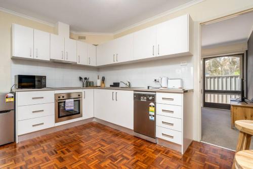 Kjøkken, Compact and Convenient Unit - Hosted by Canstay in Red Hill