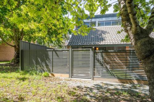 Utvendig, Compact and Convenient Unit - Hosted by Canstay in Red Hill