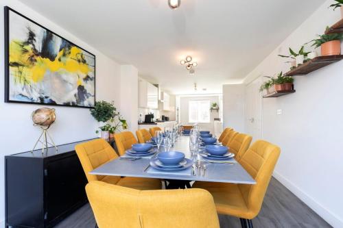Modern 4 Bed 3 Bath Home Close to the Town Centre - image 2