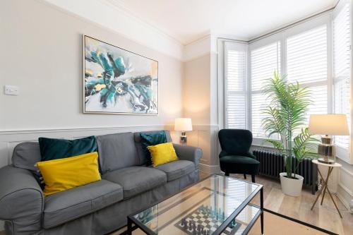 Stunning 5 Bed Regency Home - image 2