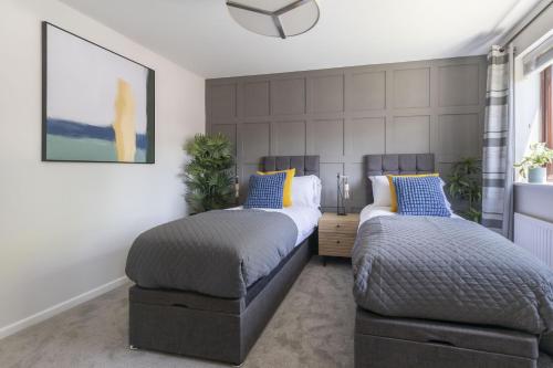 Stunning Five Bed Detached Home with Hot Tub - Tap to explore photos