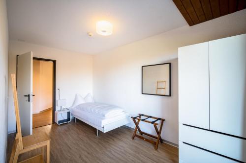 1 queen bed, 1 double bed, 2 twin beds