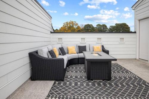 NEW Luxury Condo, Rooftop Terrace, EV Charger! in 維克森林