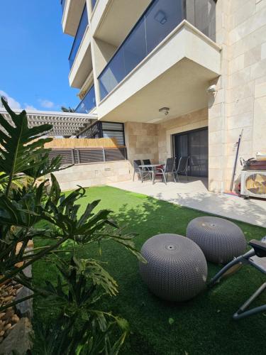 Luxury Duplex • 3BR • Garden + Balcony • Parking in 나하리야