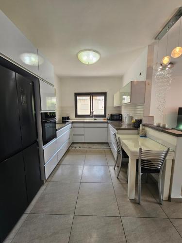 Luxury Duplex • 3BR • Garden + Balcony • Parking in 나하리야