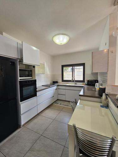 Luxury Duplex • 3BR • Garden + Balcony • Parking in 나하리야