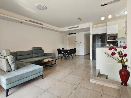 Luxury Duplex • 3BR • Garden + Balcony • Parking in 나하리야