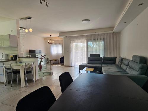 Luxury Duplex • 3BR • Garden + Balcony • Parking in 나하리야