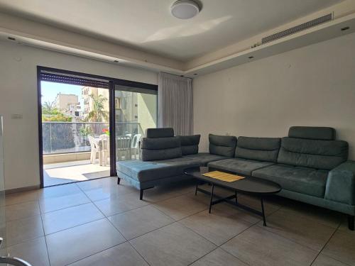 Luxury Duplex • 3BR • Garden + Balcony • Parking in 나하리야