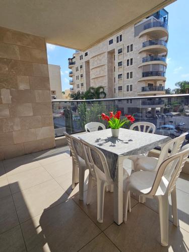 Luxury Duplex • 3BR • Garden + Balcony • Parking in 나하리야