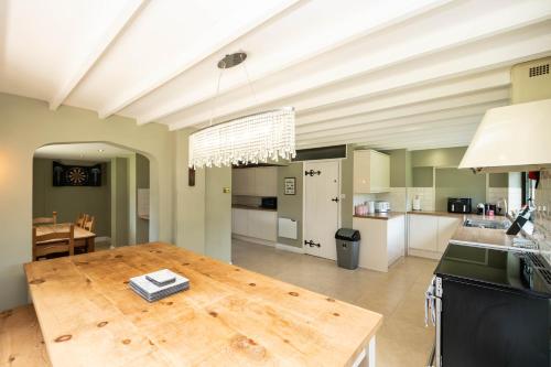 Konyha, Countryside Retreat packed with Activities Tennis including Hot Tub, BBQ, Darts in Golden Cross