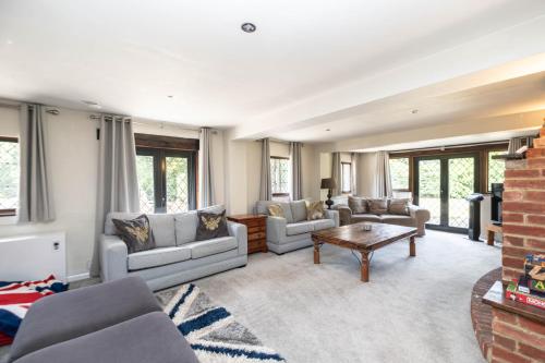 Countryside Retreat packed with Activities Tennis including Hot Tub, BBQ, Darts in Golden Cross