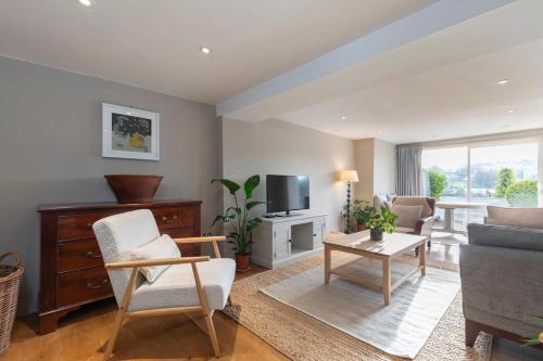 Cotswold Hillside Retreat with Stunning Views gîte à louer The New Lawn
