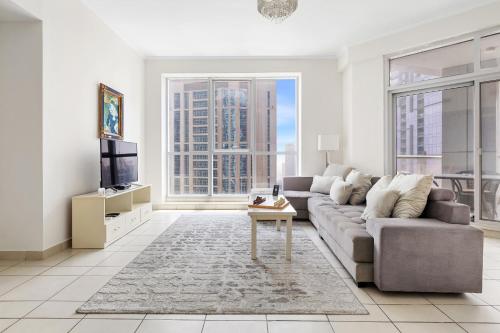 Spacious 2BR Apartment with Marina & Gulf Views, Dubai