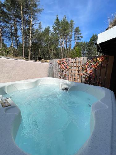 Kaoglen-Blossom-Hot tub-Cairngorms-Pet Friendly in 柯克邁克爾