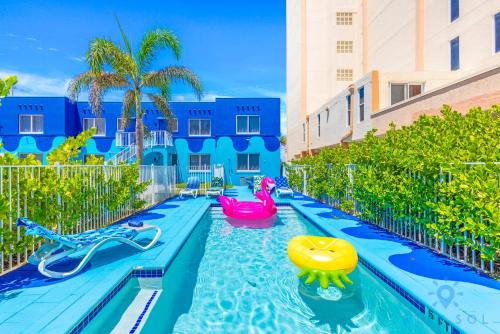 Free Parking: Bay View + Pool | Step To Beach