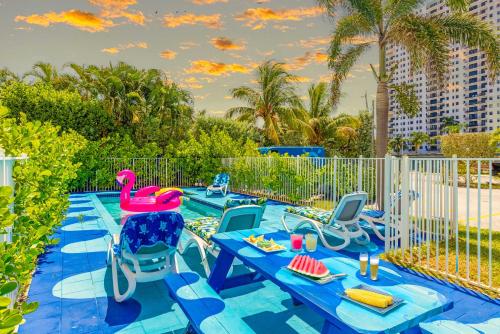 Free Parking: Bay View + Pool | Step To Beach