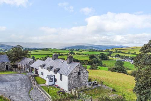 Exterior view, Orsedd Wen Farmhouse in Capel Garmon