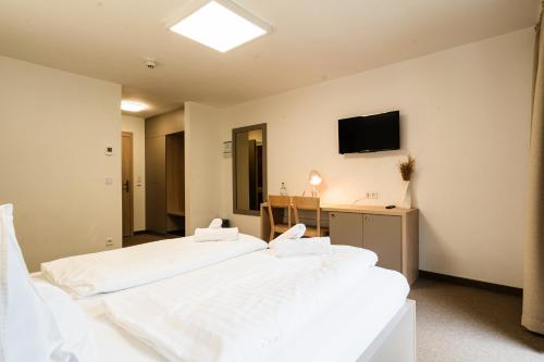 1 queen bed, 2 twin beds, 1 sofa bed