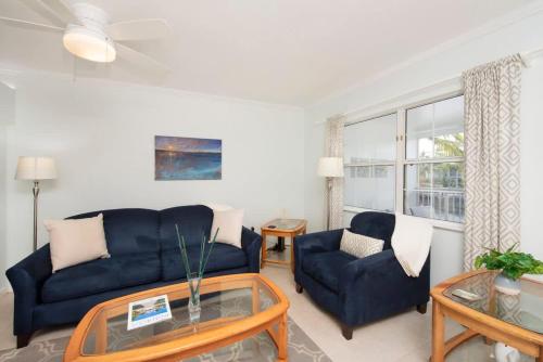 Snug Harbour View #8 - 2BR-2BA Canal Front Condo by Seven Mile Beach - image 4