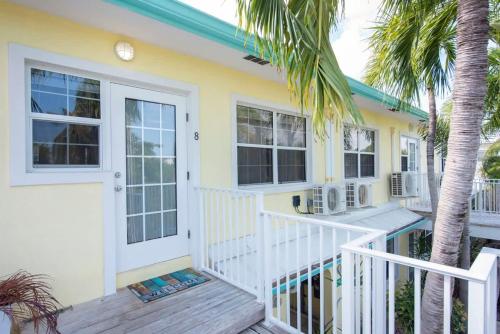 Snug Harbour View #8 - 2BR-2BA Canal Front Condo by Seven Mile Beach - image 5